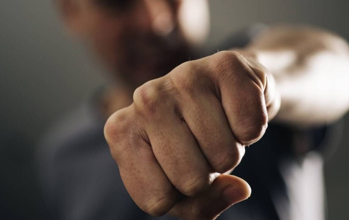 ತಂಗಿಗೆ ಇನ್ಸ್ಟಾಗ್ರಾಂನಲ್ಲಿ ಅಶ್ಲೀಲ ಮೆಸೇಜ್ ಕಳಿಸುತ್ತಿದ್ದನಿಗೆ ಅಣ್ಣನಿಂದ ಧರ್ಮದೇಟು