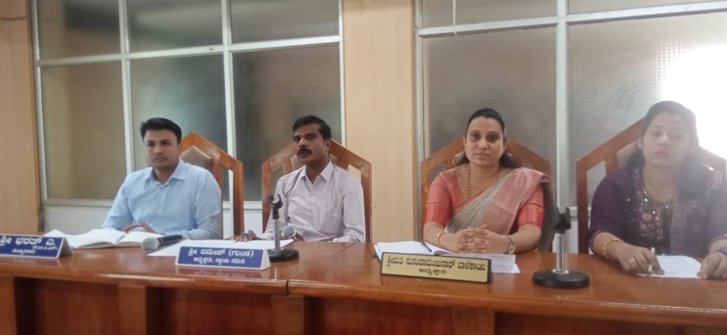 ಪಟ್ಟಣದಲ್ಲಿ ಬೀದಿನಾಯಿಗಳ ಹಾವಳಿ,ಪಾರ್ಕಿಂಗ್: ಸಾರ್ವಜನಿಕರ ಸಮಸ್ಯೆಗಳ ಕಡೆ ಗಮನ ನೀಡಿ: ರಮೇಶ್