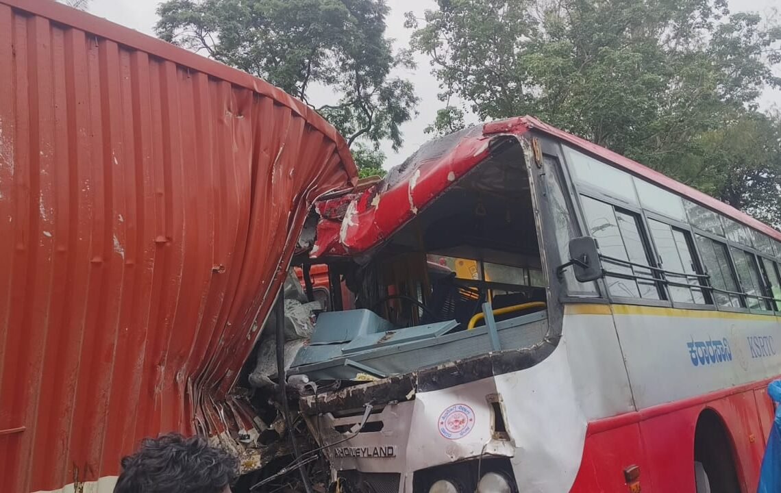 ಕೆಎಸ್ಆರ್ ಟಿಸಿ ಬಸ್ ಮತ್ತು ಟ್ರಕ್ ನಡುವೆ ಮುಖಾಮುಖಿ ಡಿಕ್ಕಿ : ಇಬ್ಬರ ಸ್ಥಿತಿ ಗಂಭೀರ…!