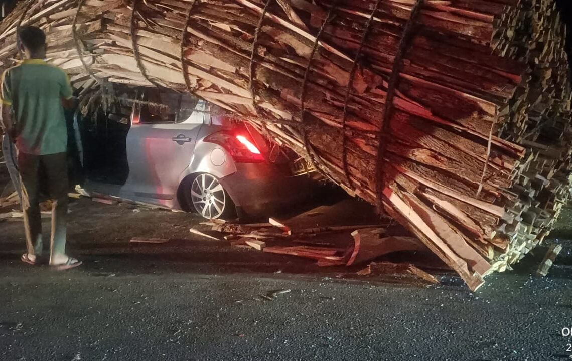 ಸಾವು ಗೆದ್ದ ಸಂಸಾರ: ಕಾರಿನ ಮೇಲೆ ಉರುಳಿದ ಕಟ್ಟಿಗೆ ಲಾರಿ ನಜ್ಜುಗುಜ್ಜಾದ ಕಾರು: ದಂಪತಿ, ಮಗು ಪವಾಡಸದೃಶ ಪಾರು!